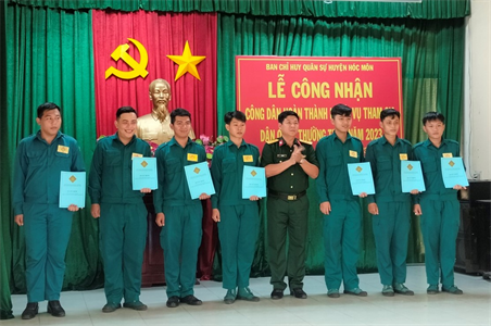 Ban CHQS huyện Hóc Môn trao quyết định hoàn thành nghĩa vụ dân quân thường trực