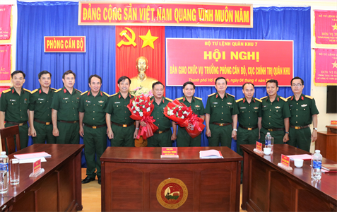 Bàn giao chức vụ Trưởng phòng Cán bộ, Cục Chính trị Quân khu 7