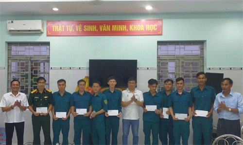 Lãnh đạo huyện Bù Đăng thăm, tặng quà học viên đào tạo ngành Quân sự cơ sở