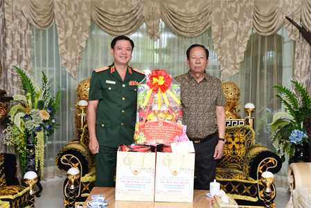 Bộ Tư lệnh Quân khu 7 chúc tết Đại tướng Tea Banh