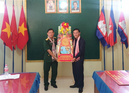 Đoàn đại biểu quận Tân Phú thăm, chúc tết Chol Chnam Thmay tại Campuchia