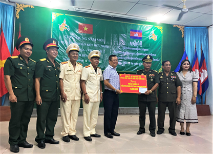 Đoàn công tác Quận 8 chúc tết Chol Thnam Thmay tại Campuchia