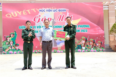 Học viện Lục quân gặp mặt cấp ủy, chính quyền địa phương và thân nhân chiến sĩ mới