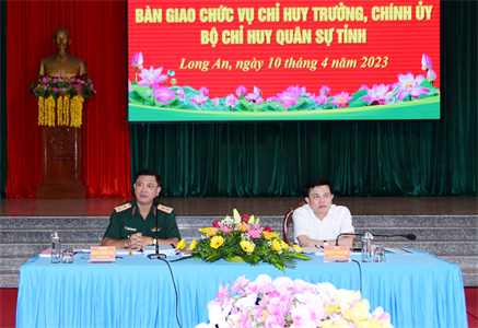 Bàn giao chức vụ Chỉ huy trưởng và Chính ủy Bộ chỉ huy quân sự tỉnh Long An