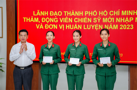 Đoàn đại biểu TPHCM thăm, động viên chiến sĩ mới tại Trường Quân sự Quân khu 7