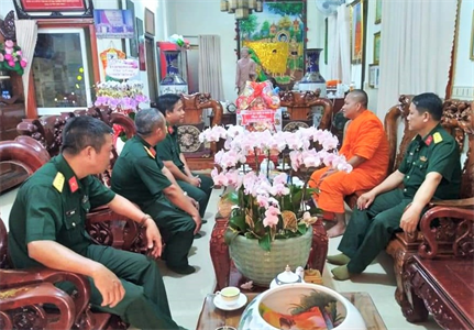 Ban CHQS Quận 3 chúc tết Chôl Chnăm Thmây