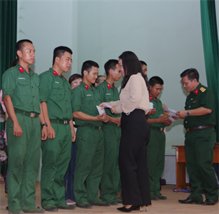 Chung sức chăm lo cho chiến sĩ mới