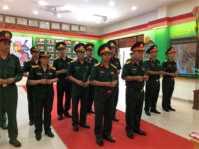 Trung đoàn 10 dâng hương, dâng hoa Đền thờ Liệt sĩ nhân kỷ niệm 57 năm ngày truyền thống