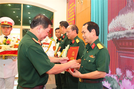 Ban Thường vụ Đảng ủy Quân sự Thành phố Hồ Chí Minh trao quyết định công tác cán bộ
