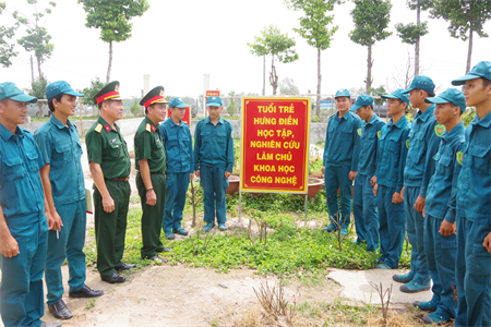 Chỉ huy trưởng Bộ CHQS tỉnh Long An thăm, kiểm tra LLVT huyện Tân Hưng