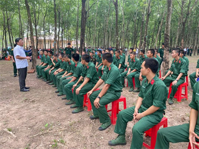 Lãnh đạo thị xã Chơn Thành thăm, động viên chiến sĩ mới