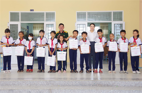 Tỉnh Bình Thuận tặng quà nhân dân huyện Hàm Tân