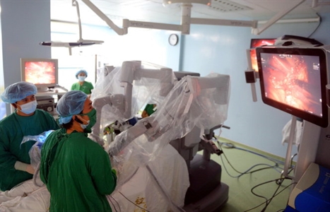 ​Mổ tật khúc xạ không chạm mắt, phẫu thuật robot trị ung