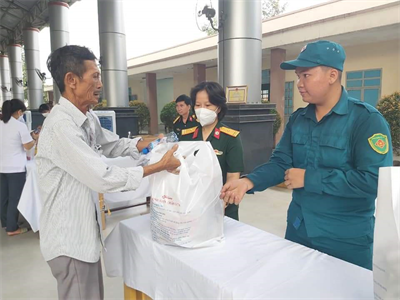 300 phần quà tặng gia đình chính sách thành phố Tân Uyên, tỉnh Bình Dương