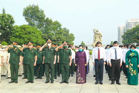 Đoàn đại biểu Thành phố Hồ Chí Minh dâng hương tưởng niệm các Anh hùng liệt sĩ
