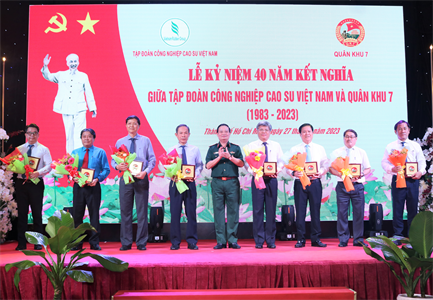Lễ kỷ niệm 40 năm kết nghĩa giữa Tập đoàn Công nghiệp Cao su Việt Nam và Quân khu 7