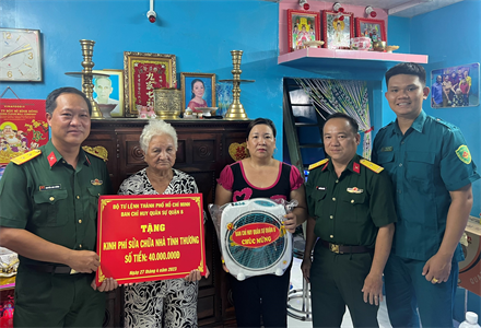 Ban Chỉ huy Quân sự Quận 8 bàn giao công trình sửa chữa “Nhà tình thương”