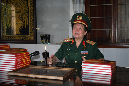 Trung đoàn 27 họp mặt truyền thống và chúc mừng má Huỳnh Thị Sáu (Sáu Ngẫu) được Chủ tịch nước truy tặng Huân chương kháng chiến hạng Nhất.