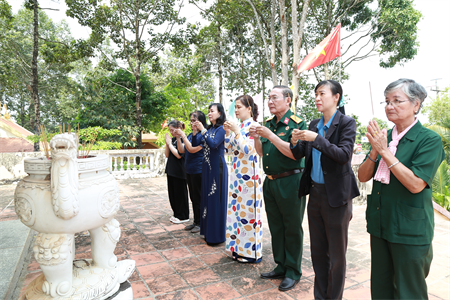 Ban Liên lạc truyền thống Quân y Miền B2 dâng hương viếng liệt sĩ