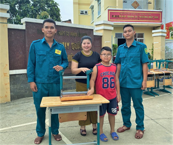 Dân quân phường Hiệp Tân tặng bàn ghế học tập cho thiếu nhi