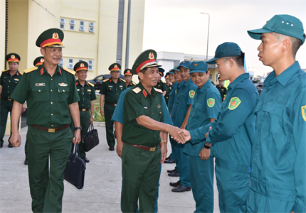 Thiếu tướng Đặng Văn Hùng, Phó Tư lệnh, Tham mưu trưởng Quân khu kiểm tra tỉnh Bình Dương và Bình Phước