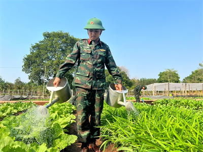 Chiến sĩ tăng gia sản xuất giỏi