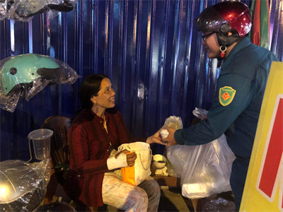 "Suất cơm tình nguyện" của Ban CHQS phường 27, quận Bình Thạnh