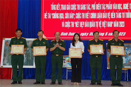 Bộ CHQS tỉnh Bình Dương trao giải các cuộc thi viết