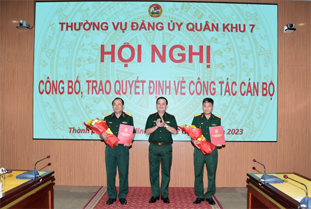 Thường vụ Đảng ủy Quân khu trao các quyết định về công tác cán bộ