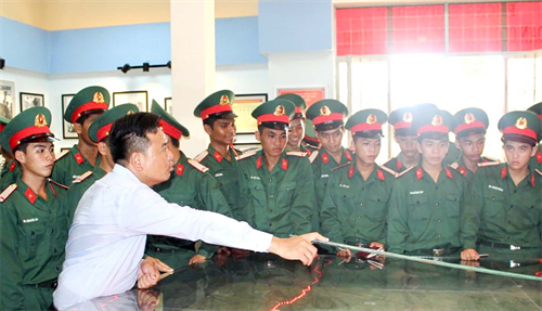 Chiến sĩ mới tham quan, học tập truyền thống