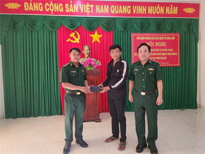 Thiếu úy biên phòng trả lại tài sản cho người đánh mất