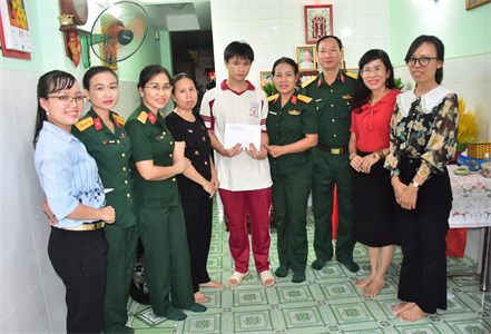 “Mẹ đỡ đầu” Hội phụ nữ Cơ quan Cục Chính trị Quân khu 7: Điểm tựa của các cháu mồ côi do Covid-19