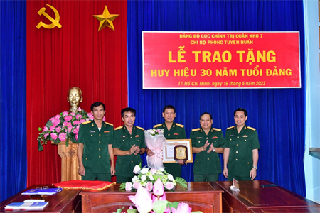 Chi bộ Phòng Tuyên huấn trao tặng Huy hiệu 30 năm tuổi Đảng