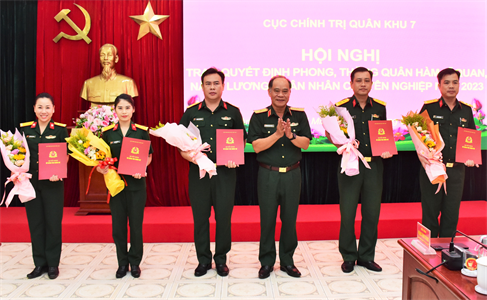 Cục Chính trị Quân khu trao quyết định thăng quân hàm sĩ quan năm 2023
