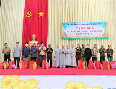 Bộ CHQS tỉnh Bình Phước phối hợp tặng quà cho hộ nghèo huyện Bù Đăng