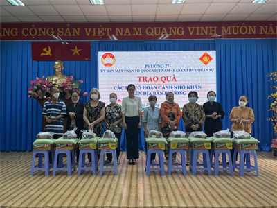 LLVT quận Bình Thạnh tặng quà người dân có hoàn cảnh khó khăn