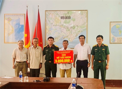 Ban CHQS huyện Long Điền, tỉnh BR-VT trao sổ tiết kiệm cho hộ nghèo