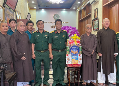 Ban CHQS Quận 3 thăm, chúc mừng Đại lễ Phật đản