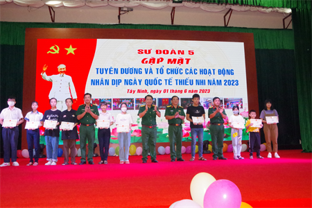 Sư đoàn 5 tuyên dương học sinh đạt giải các cuộc thi