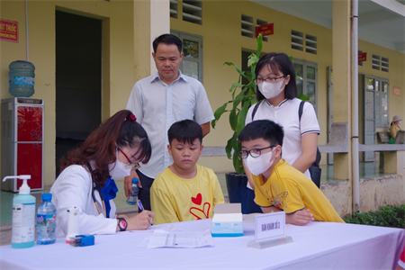 Sư đoàn 9 phối hợp Hội Cựu chiến binh Bệnh viện Nhi Đồng 2 khám bệnh, tặng quà thiếu nhi