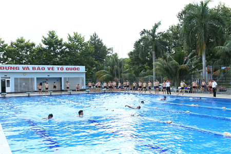 Hải đoàn Tự vệ Tổng công ty Tân Cảng Sài Gòn huấn luyện bơi