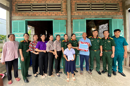 Hội phụ nữ Bộ CHQS tỉnh Long An thăm, tặng quà trẻ em nghèo