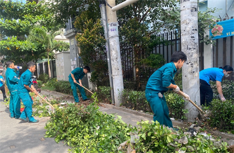 Dân quân Quận 3 ra quân vệ sinh môi trường
