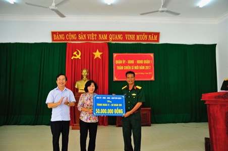 Lãnh đạo quận 1 thăm, tặng quà chiến sĩ mới nhập ngũ 2017.