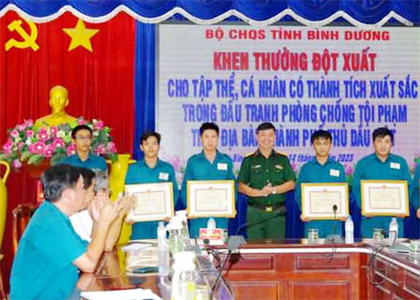 Khen thưởng đột xuất các chiến sĩ dân quân phường Phú Mỹ và phường Phú Tân, thành phố Thủ Dầu Một