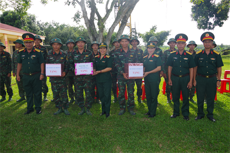 Sư đoàn 5 thăm, tặng quà các Chốt phòng không của đơn vị
