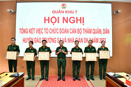 Bộ Tư lệnh Quân khu 7 tổng kết việc tổ chức đoàn cán bộ thăm quân, dân huyện đảo Trường Sa và Nhà giàn DK-I