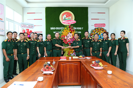 Trung tướng Trần Hoài Trung chúc mừng Báo Quân khu 7 nhân kỷ niệm Ngày Báo chí Cách mạng Việt Nam