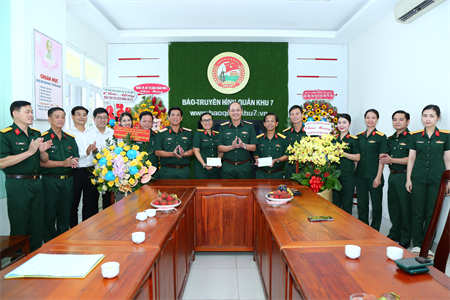 Trung tướng Nguyễn Văn Nam thăm, chúc mừng Báo Quân khu 7