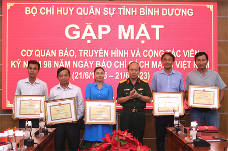 Bộ CHQS tỉnh Bình Dương gặp mặt cơ quan báo, truyền hình và cộng tác viên nhân kỷ niệm 98 năm Ngày Báo chí Cách mạng Việt Nam (21/6/1925 - 21/6/2023)